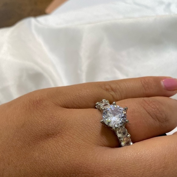 Luxurious Vintage Style Exaggerated Zirconia Ring Size 8 - Picture 5 of 8